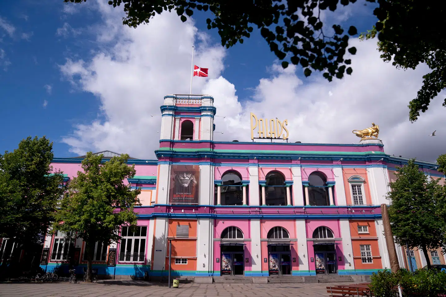 »Det er næppe muligt at finde en anden bygning, der har sat så bredt et aftryk på dansk kulturhistorie,« skriver Amalie Strømberg Loft.