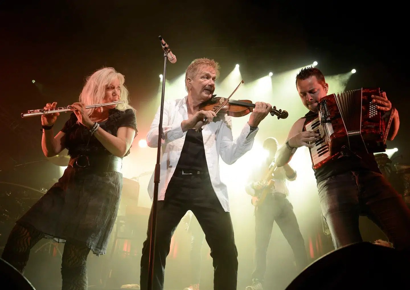 Den uhellige treenighed a.k.a. Lars Lilholt Band spiller på Bork Festival. Særlig lyder af tværfløjten i Lilholts »Kald det kærlighed« fylder Berlingskes litteraturredaktør, Søren Jacobsen Damm, med overvældende tristesse.