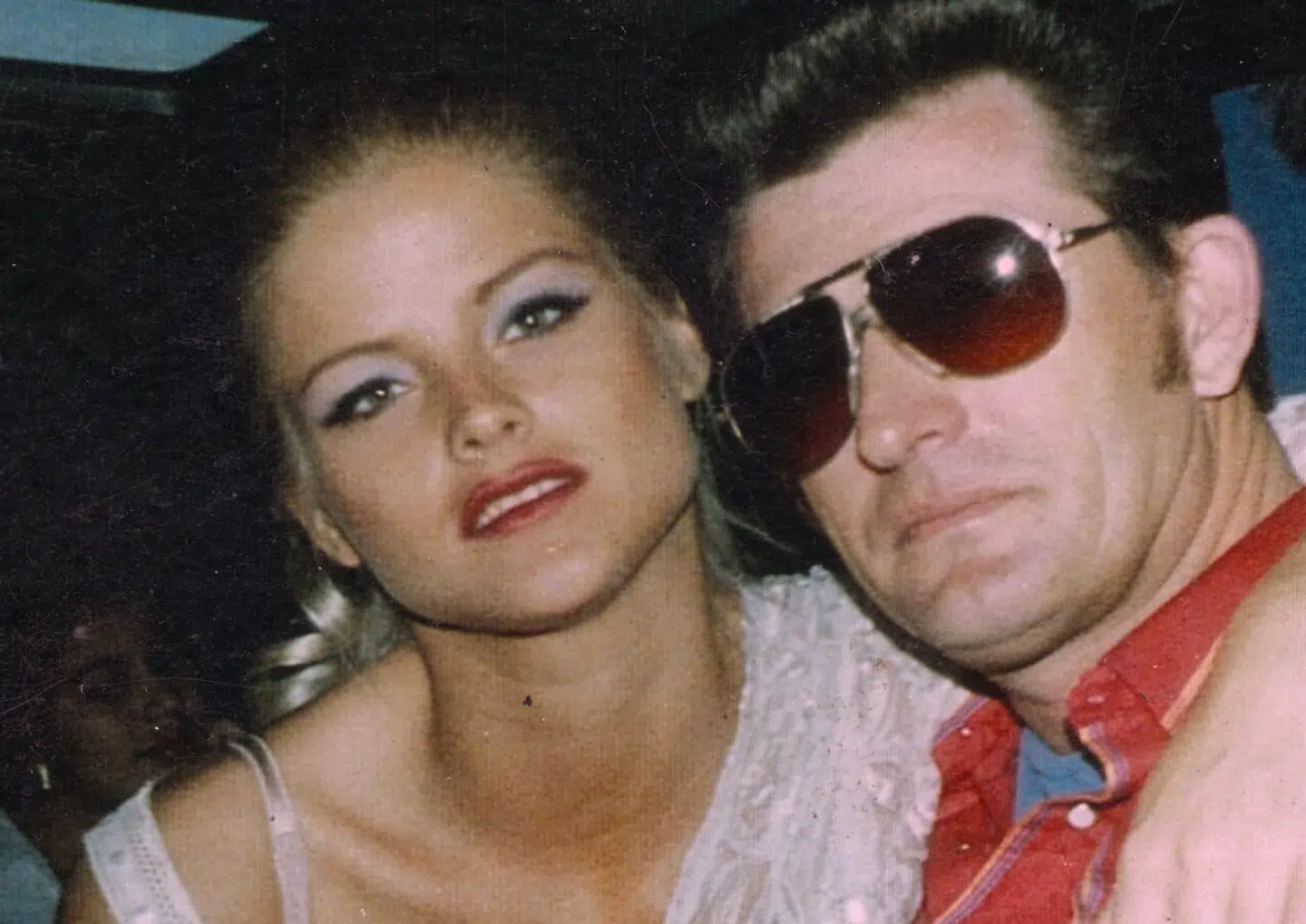 Fraværende far? Tjek. Sexistiske paparazzofotografer? Tjek? Et kønt ansigt? Tjek. Anne Nicole Smiths historie har alle de elementer, som man genkender fra Britney Spears' og Pamela Andersons dokumentarer. Men ingen har sat sig rigtig ind i, hvad de forskellige dele skal bruges til i historien om den amerikanske model. Her er hun med faderen, der pludselig dukkede op, da hun var blevet voksen og berømt.