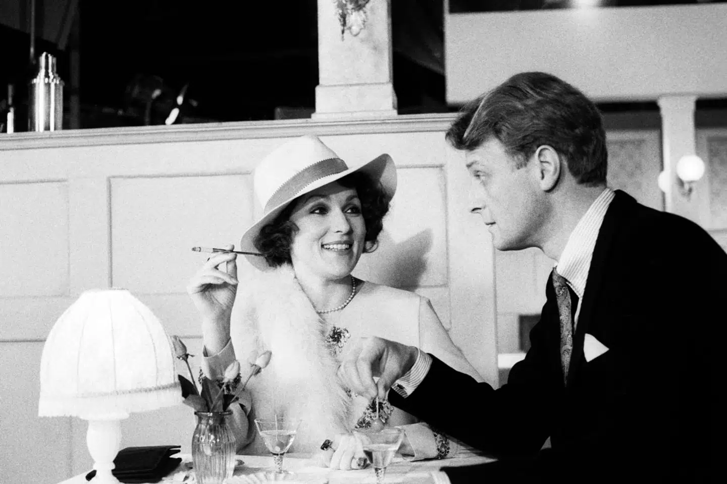 »Det er mig en gåde, hvorfor så store dele af dette værdifulde fælles eje, som DR råder over, ikke bliver perspektiveret, kurateret og formidlet af DR,« skriver Mikkel Bjørn fra DF. Her ses Susse Wold og Bent Mejding i tv-serien »Matador«, der dog er at finde på DRs hjemmeside.
