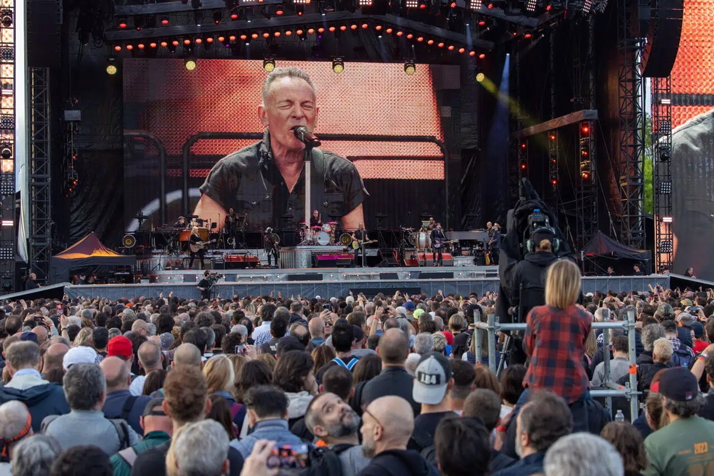 50.000 fans var på plads, da Bruce Springsteen torsdag aften gennemførte en polemisk koncert i Ferrara, tæt på de oversvømmede områder i det nordlige Italien.