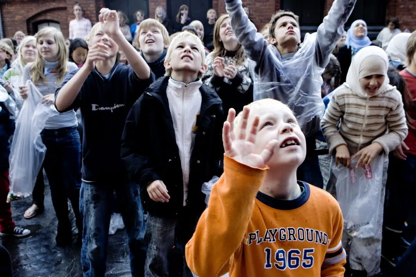 Det er en integreret del af sidste skoledag i folkeskolen, at 9. klasserne kaster karameller til de yngre elever.