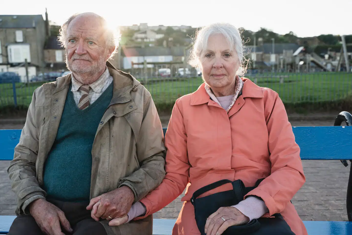 Både Jim Broadbent og Penelope Wilton har haft flere teaterroller, og det kan ses i deres fine og nuancerede spil i »Harold Frys usandsynlige pilgrimsfærd«, hvor det er antydninger af smil og et flikken i blikken, der viser de mange ting, der sker bag personernes facade.