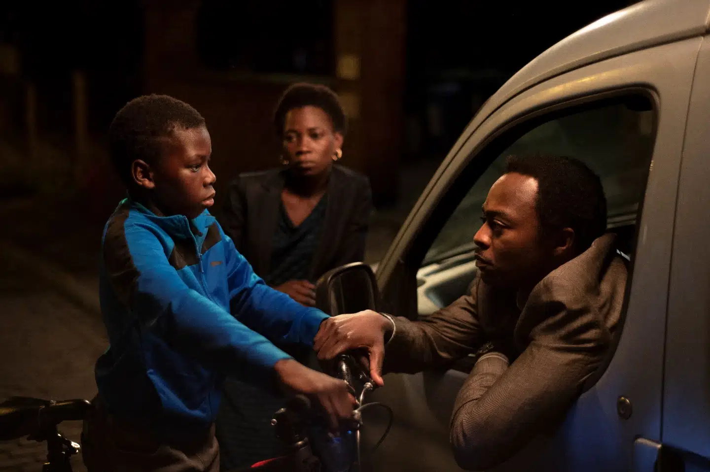 Tori bliver udsat for afpresning fra menneskesmuglere i Dardenne-brødrenes film »Tori og Lokita«