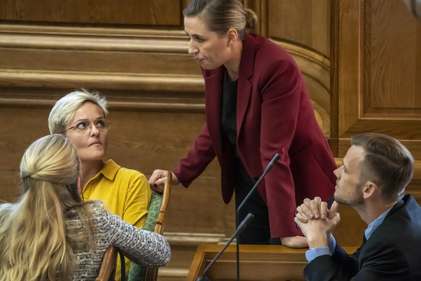 »Har man fulgt bare en lille smule med i medierne, vil man være opmærksom på, at vi ser en indtil videre ikke særligt godt forklaret bølge af børn, der går i skolevægring. Er det mon realistisk at denne bølge kan forklares med at et stort antal børn, der omsorgssvigtes pludseligt, og uafhængigt af hinanden, manifesterer deres omsorgssvigt på denne måde? Eller er en mere plausibel forklaring ikke, at vi skal se på nogle konkrete strukturelle forklaringer, når vi ser på en sådan voldsom og relativ pludselig adfærdsændring i befolkningen?,« skriver kronikørerne.