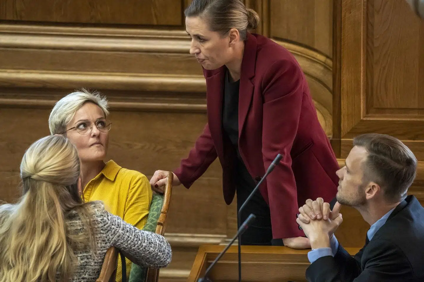 »Har man fulgt bare en lille smule med i medierne, vil man være opmærksom på, at vi ser en indtil videre ikke særligt godt forklaret bølge af børn, der går i skolevægring. Er det mon realistisk at denne bølge kan forklares med at et stort antal børn, der omsorgssvigtes pludseligt, og uafhængigt af hinanden, manifesterer deres omsorgssvigt på denne måde? Eller er en mere plausibel forklaring ikke, at vi skal se på nogle konkrete strukturelle forklaringer, når vi ser på en sådan voldsom og relativ pludselig adfærdsændring i befolkningen?,« skriver kronikørerne.