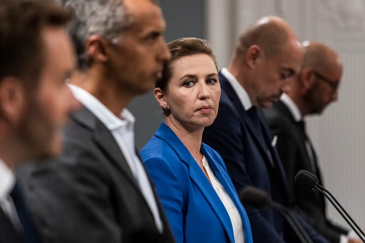 Statsminister Mette Frederiksen (S) afholdt et stort anlagt pressemøde i Statsministeriet, dagen efter at Minkkommissionens beretning blev offentliggjort. Til stede på pressemødet var hele fem ministre.