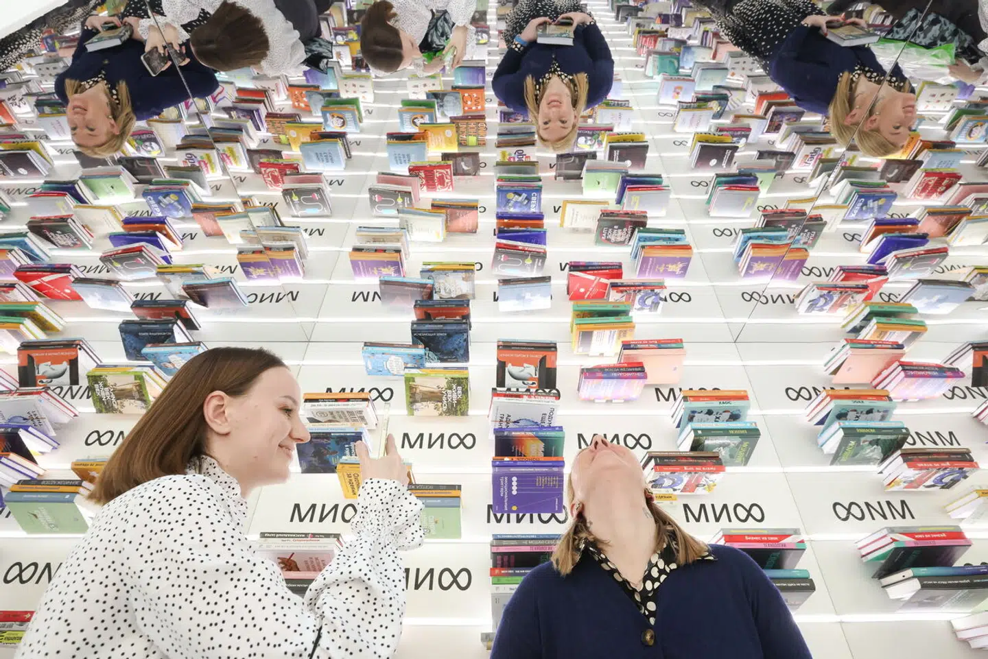 Russerne har i stor stil interesse for en overraskende type bøger. På billedet russiske kvinder til en bogfestival i Moskva i april.