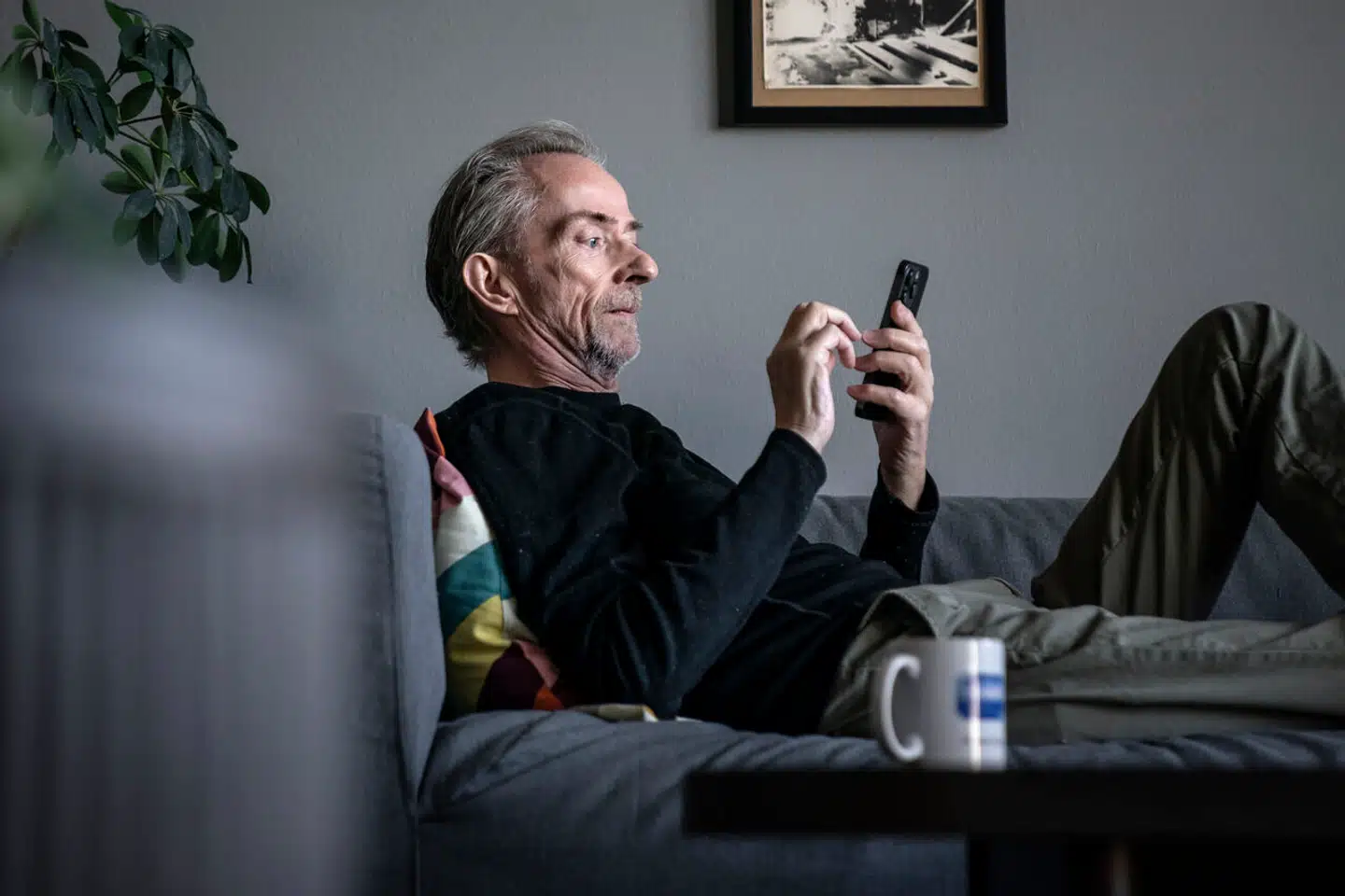 »Der står ikke min alder på min profil. Har fjernet oplysningen, mens jeg skriver denne artikel. Folk siger jeg ser yngre ud, så det vælger jeg at tro på. Det har ikke hjulpet endnu,« skriver Tore Johannesen.