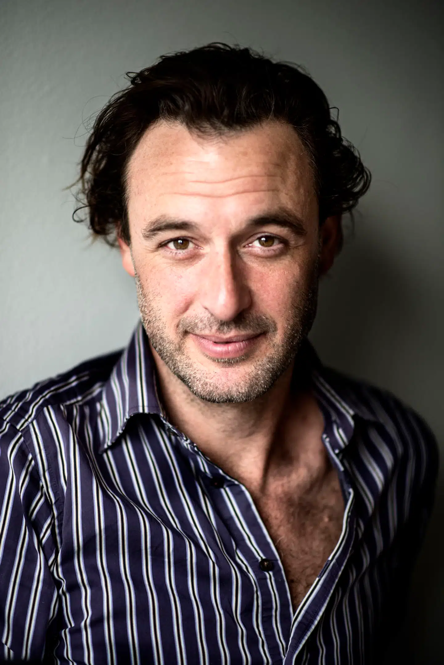 »I den virkelige verden ville manden måske kunne gå op i baren, tilbyde en drink og med øjne og ord komplimentere kvinden og charmere hende til et grin. I den pixelerede verden er mandens duft, stemme og kropssprog reduceret væk,« skriver sexolog Jakob Olrik.