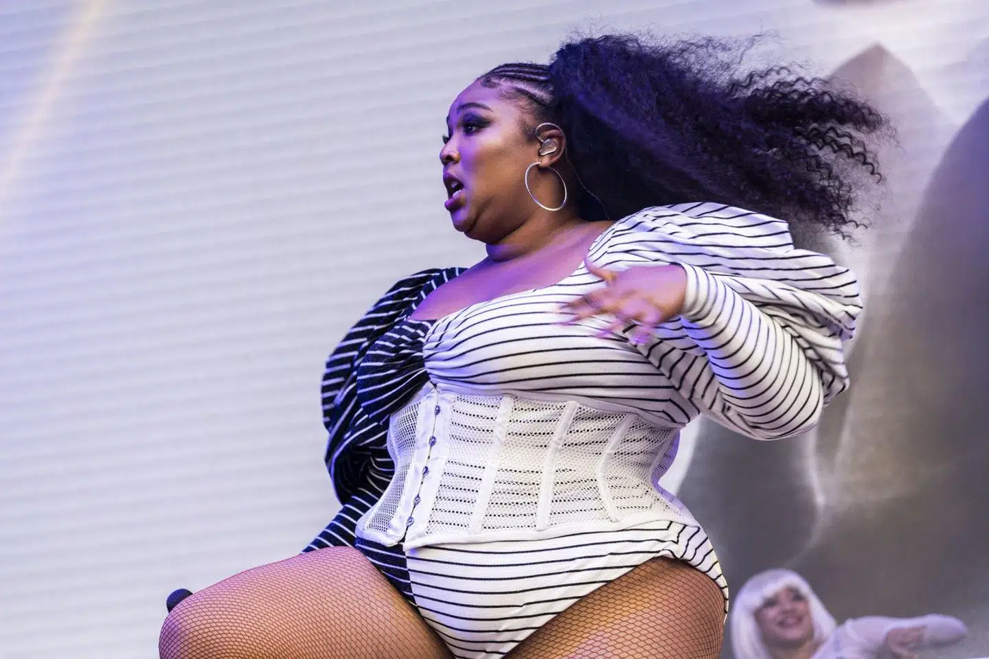 »Ikke desto mindre er arrangørerne alvorligt udfordret af de anmeldere, der vælger den hårde og nedladende tone i deres anmeldelser, fordi de godt ved, at tonen påvirker artisterne,« skriver Esben Marcher.