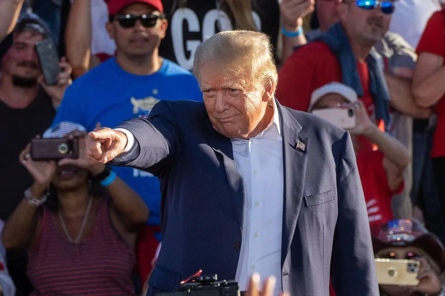 »Det er også bekymrende, hvordan frygten for Trump definerer et kapløb mellem partierne om at føre en stadig mere konfrontatorisk politik over for Kina, selv om bedre håndtering af interessekonflikter kunne bidrage til at inddæmme Putin, sikre freden i Østasien, en stabil udvikling i verdensøkonomien og et nødvendigt samarbejde om klimaindsatsen,« skriver Mogens Lykketoft.