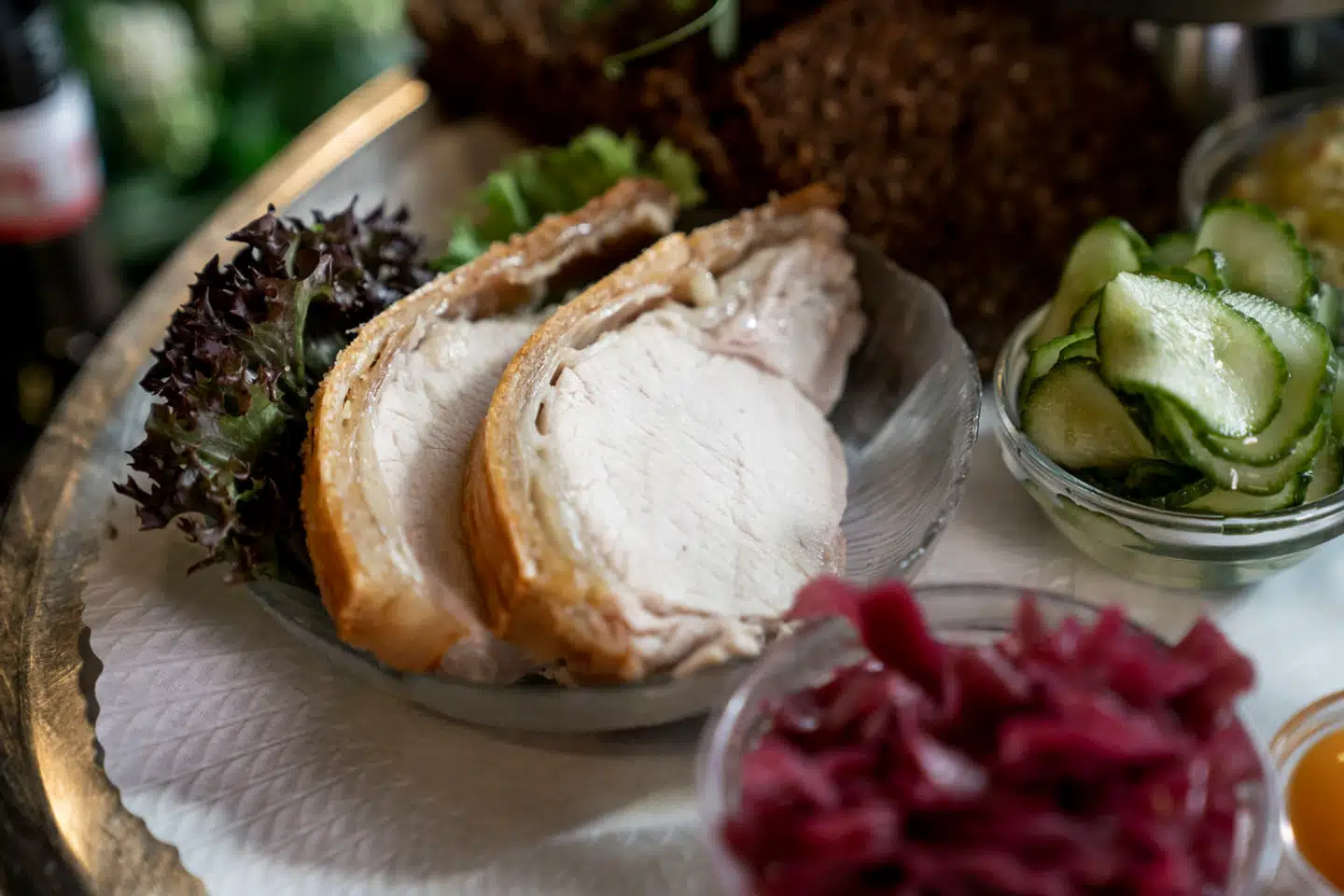 Flæskesteg med rødkål og surt, som Café Sorgenfri i København serverer den, skal i højere grad erstattes af plantemad og grønne proteiner, mener SF. 20 procent færre svin vil frigive så meget landbrugsjord fra foderdyrkning til dyrkning af plantebaserede fødevarer, at mellem 2,2 og 3,2 millioner flere mennesker end i dag vil kunne brødfødes af dansk landbrug, viser beregninger fra Fødevareministeriet.