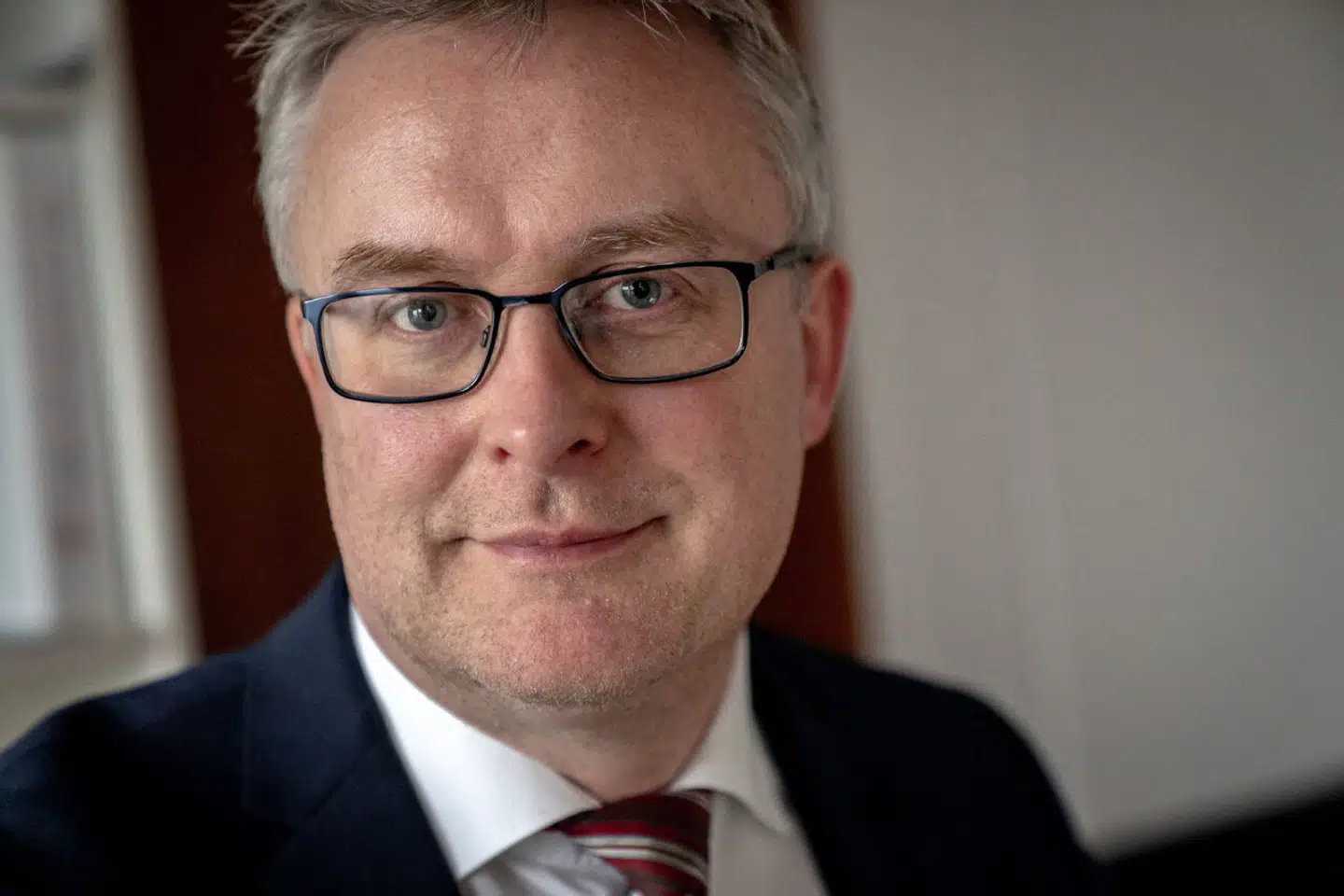 Minister for fødevarer, landbrug og fiskeri Jacob Jensen (V), står fast på, at der kommer en klimaafgift på landbruget, men den skal skrues sammen på en måde, så den ikke lukker erhvervet.