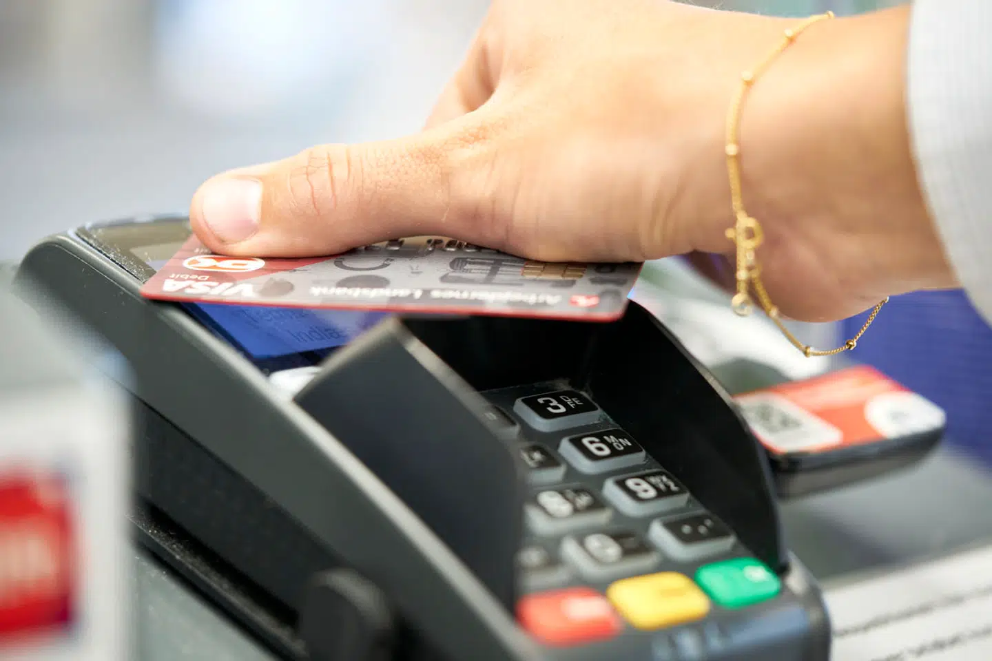 Det er blandt andet stigninger i priser på mad, alkohol og tobak samt tjenesteydelser, som er med til at øge inflationen set på årsbasis (arkivfoto).