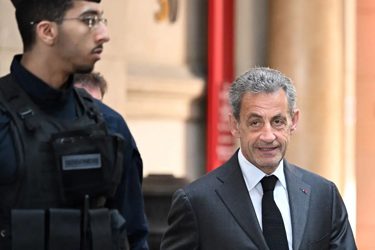 Den tidligere franske præsident Nicolas Sarkozy (R) ankommer til retsbygningen i en korruptionssag i Paris den 17. maj 2023. Domstolen dømte den 1. marts 2021 Sarkozy for korruption og påvirkningshandel og idømte ham en fængselsstraf på tre år, hvoraf to år er betinget.