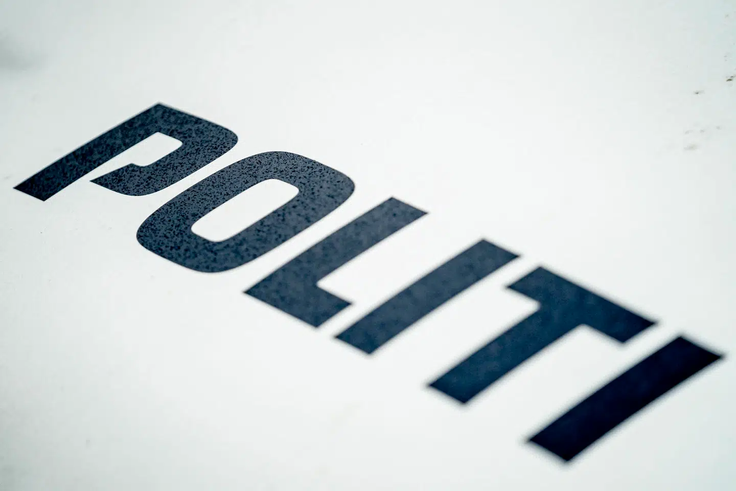 Kort efter klokken 08.30 onsdag morgen arbejder politiet stadig på stedet, og Bellahøjvej er spærret i begge retninger (arkivfoto).