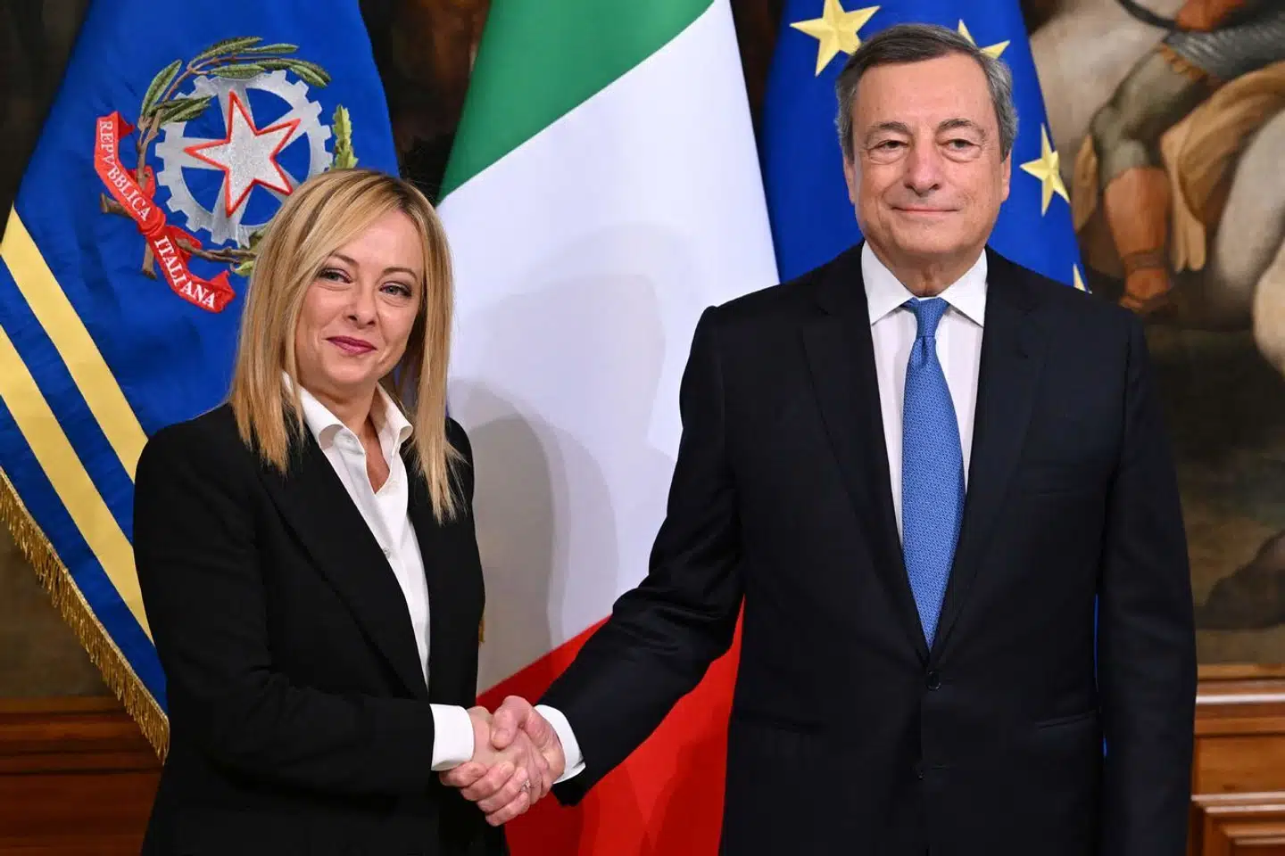 Italiens højrenationale premierminister, Giorgia Meloni, nyder ikke samme tillid i Bruxelles som forgængeren, den tidligere europæiske centralbankchef Mario Draghi.