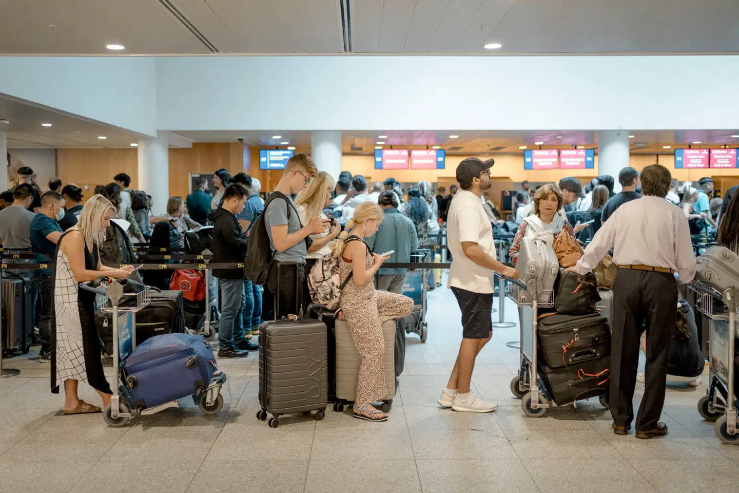 Ifølge flere kilder vil den statslige luftfartstjeneste Naviair flytte flyveledere fra Roskilde Lufthavn og ind til Københavns Lufthavn, så risikoen for, at ferierejsende ender i lange ventetider, mindskes.
