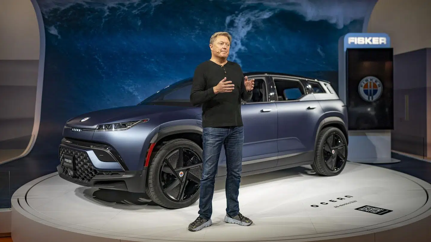 Henrik Fisker på scenen med sin Fisker Ocean-elbil under Mobile World Congress i Barcelona, Spanien, for et år siden. Nu skal bilerne leveres til kunderne.