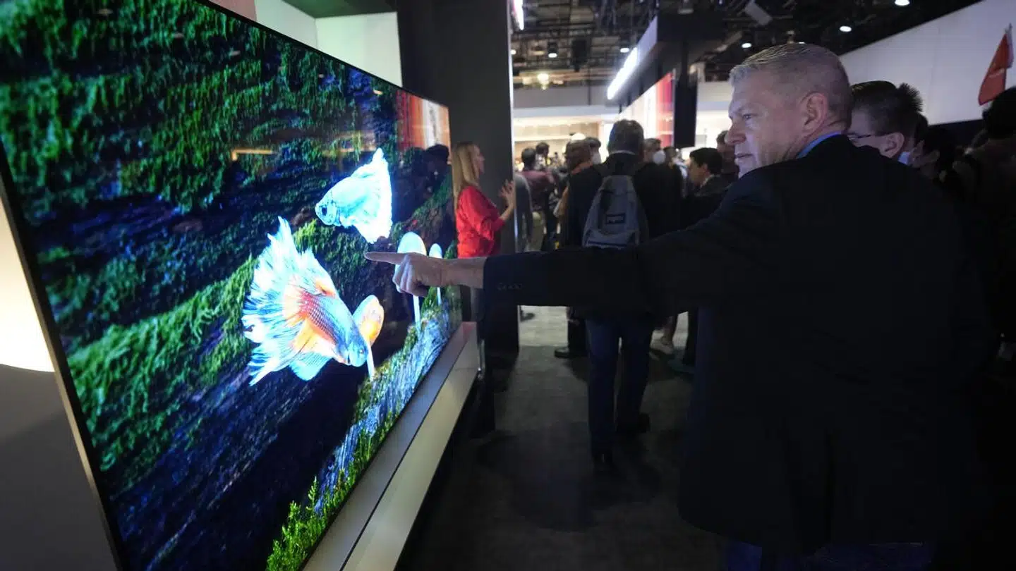 De glasklare OLED-fladskærmsfjernsyn har gennem flere år været den sydkoreanske elektronikgigant LGs vartegn. Nu begynder konkurrenten Samsung at mænge sig.