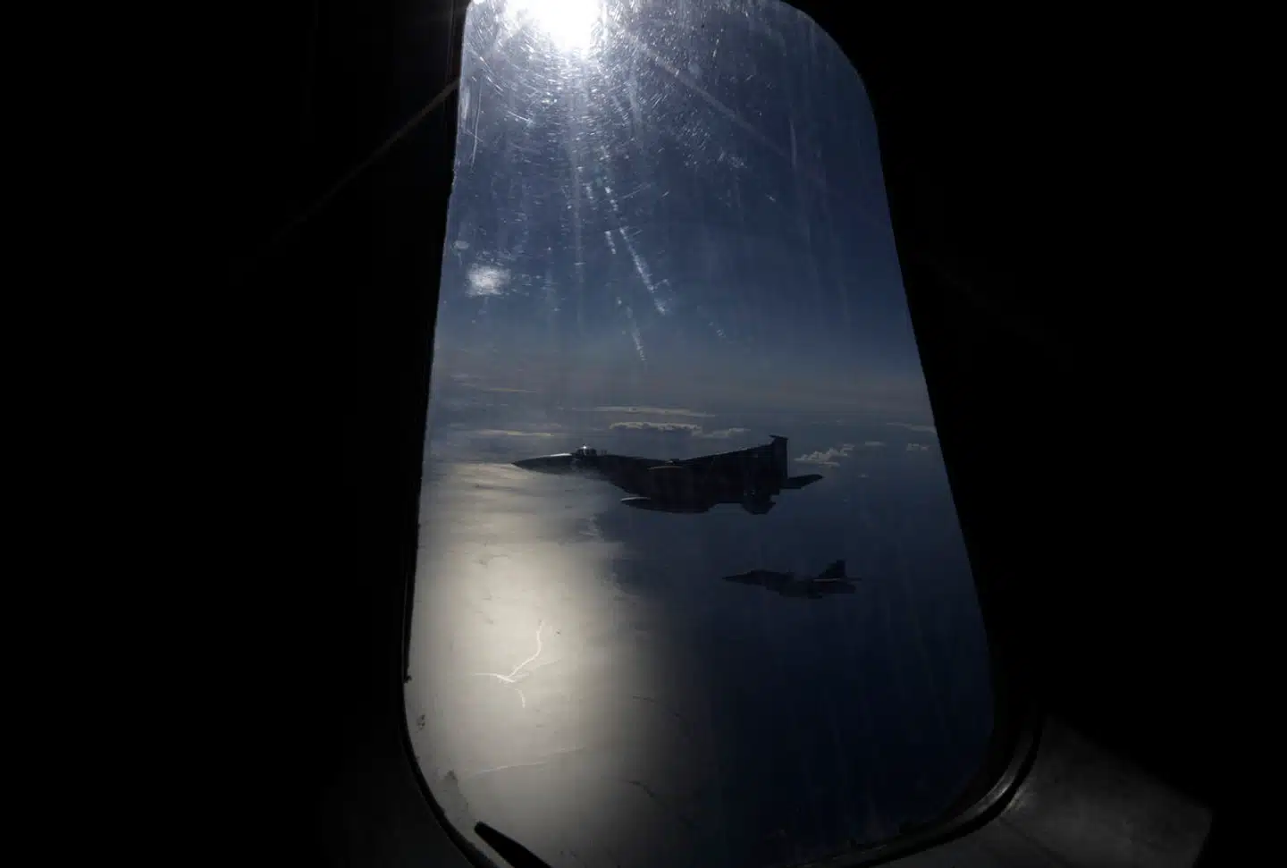 Kampfly, der bryder gennem lydmuren, kan udløse kraftige rystelser på landjorden. Ingen danske jagerfly var dog i området nær Bornholm lørdag eftermiddag.