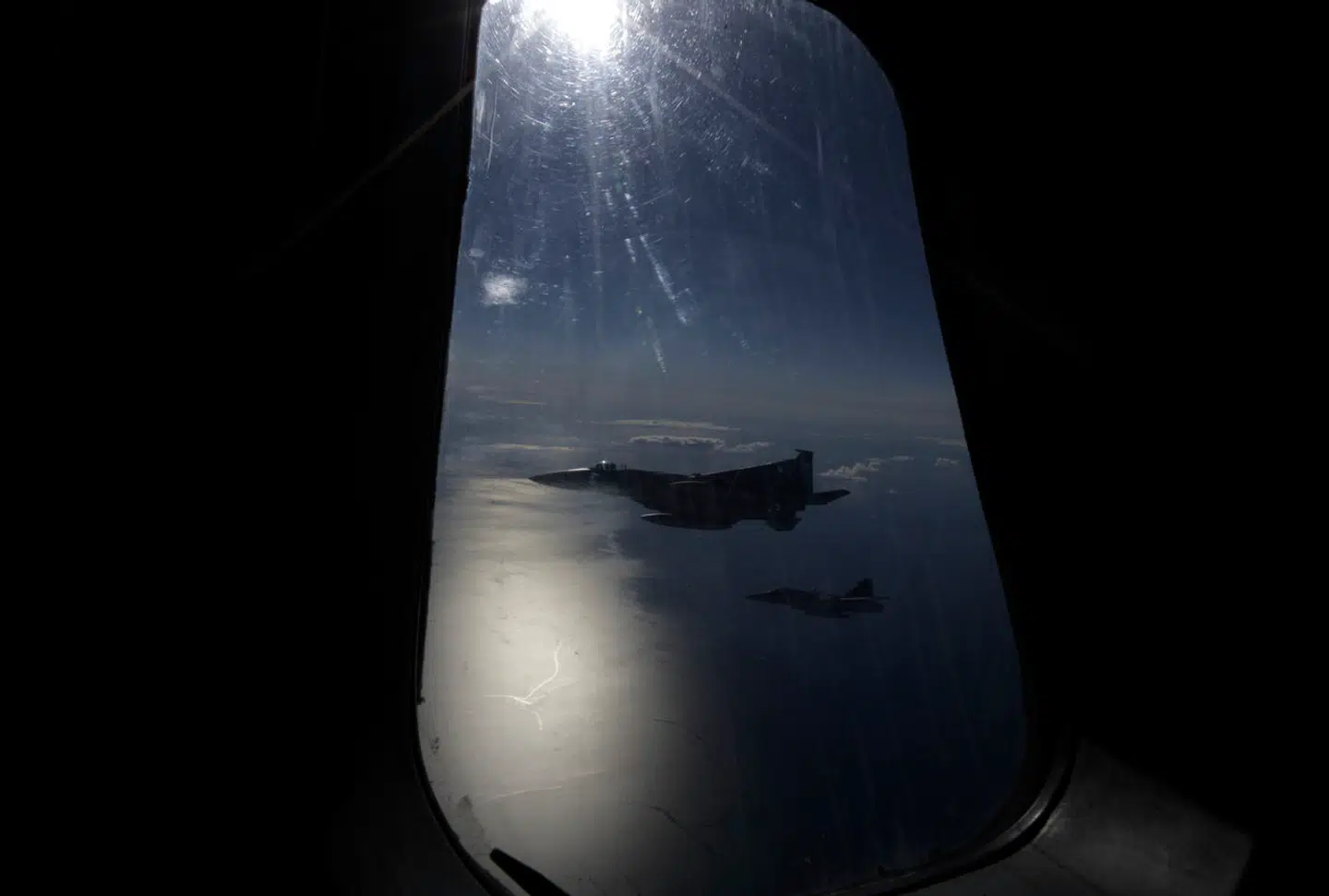 Kampfly, der bryder gennem lydmuren, kan udløse kraftige rystelser på landjorden. Ingen danske jagerfly var dog i området nær Bornholm lørdag eftermiddag.