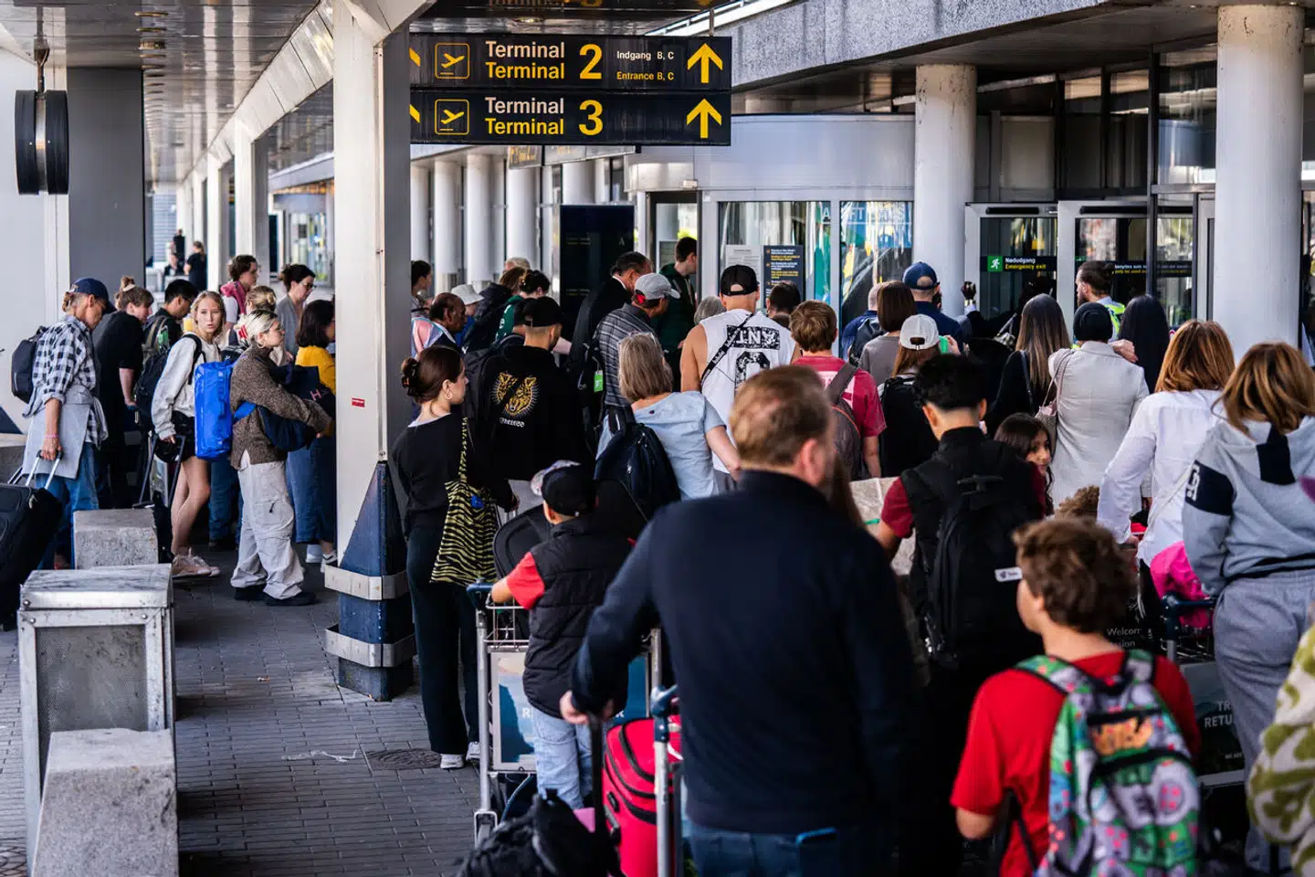 Konflikten ser ikke ud til at stoppe foreløbig, og det skaber problemer for den kommende weekend, hvor årets travleste rejsedag vil ramme.