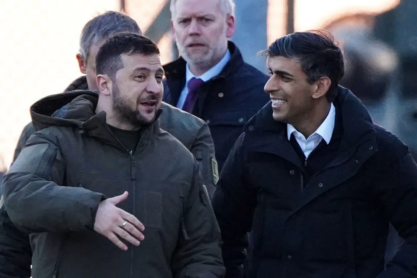 »Jeg skal mødes med min ven Rishi. Vi kommer til at indgå i væsentlige forhandlinger ansigt-til-ansigt og gennem vores delegationer,« skrev Zelenskyj i en opdatering på det sociale medie Twitter. Her ses den ukrainske præsident med Storbritanniens premierminister Rishi Sunak tilbage i februar på et militæranlæg i Lulworth, Durset i Sydengland. (Foto: Andrew Matthews/AFP).