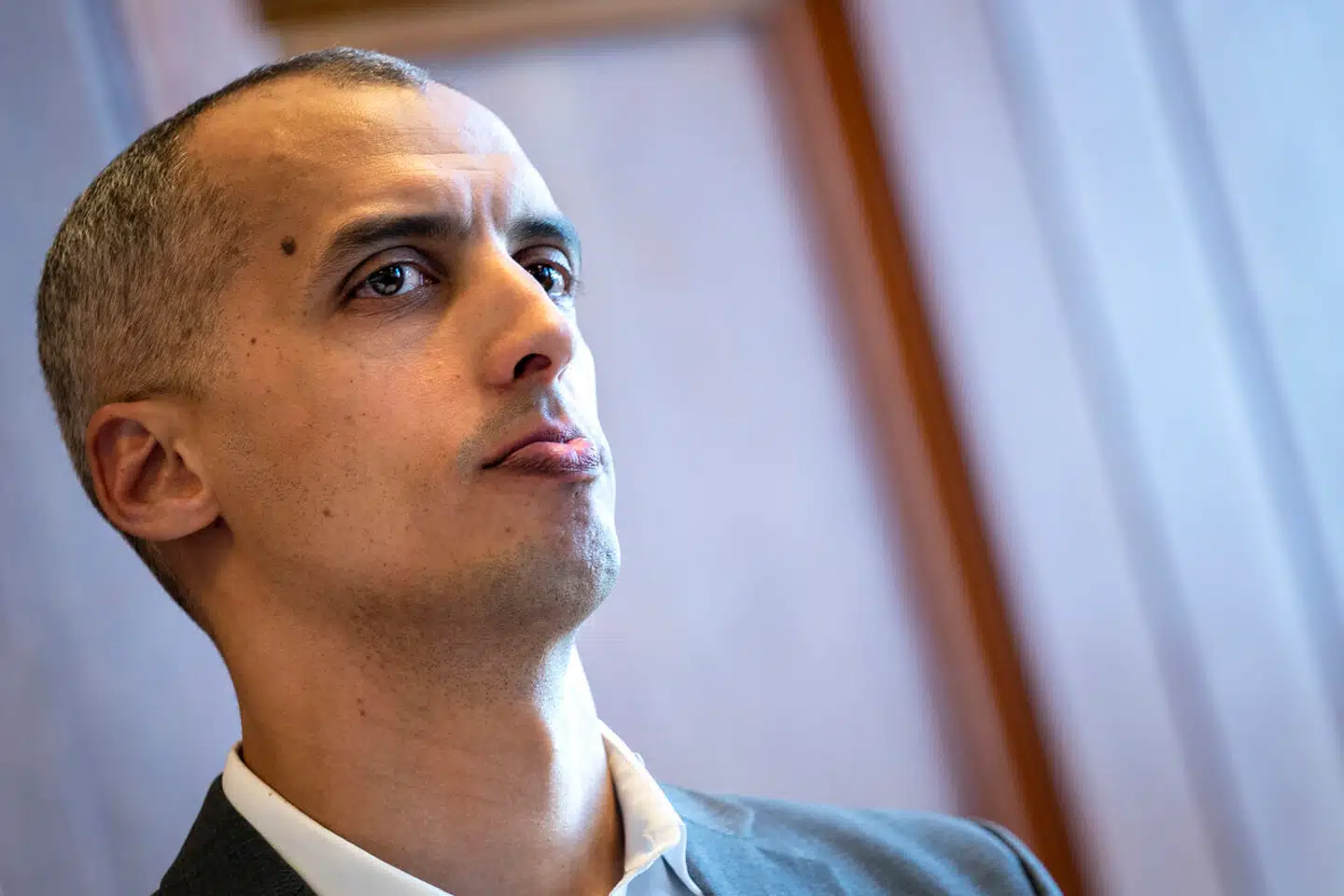 »Det centrale ved mit forslag er, at man ved hjælp af en undervisningsvideo kan gøre det obligatorisk for skoleeleverne at modtage undervisning i Muhammedkrisen, samtidig med at man fritager lærerne for at skulle udføre undervisningen. Ud fra sin egen fremsatte logik burde Tesfaye se velvilligt på sådan en løsning,« skriver Eva Gregersen.