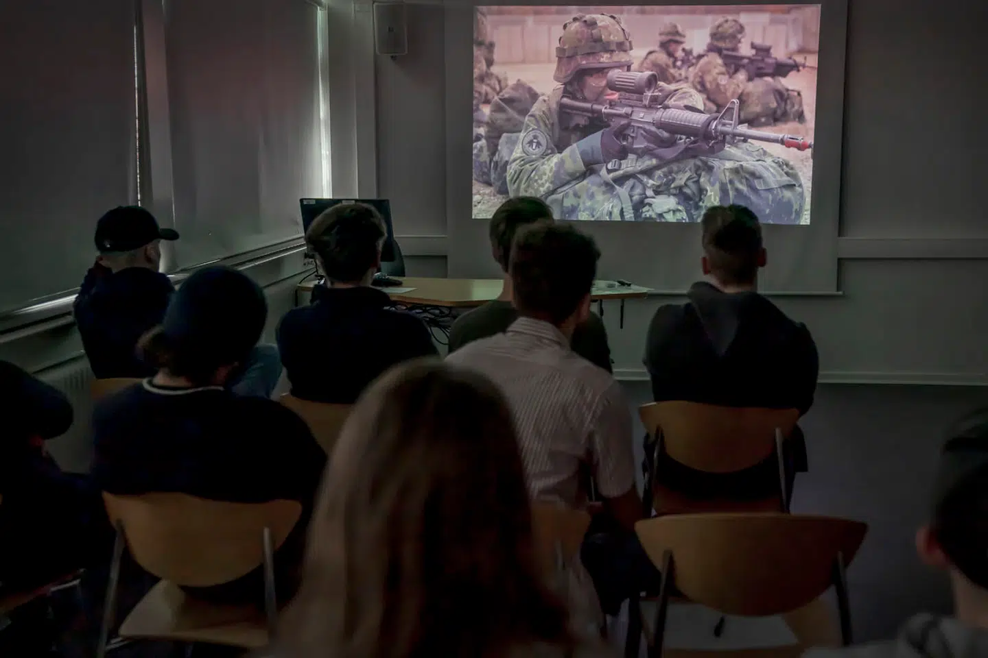 Ved Forsvarets Dag introduceres de mulige værnepligtige for Forsvaret. Her skal de løse en skriftlig prøve og have helbredet undersøgt. Kort derefter ved de, om de er egnede til militærtjeneste.