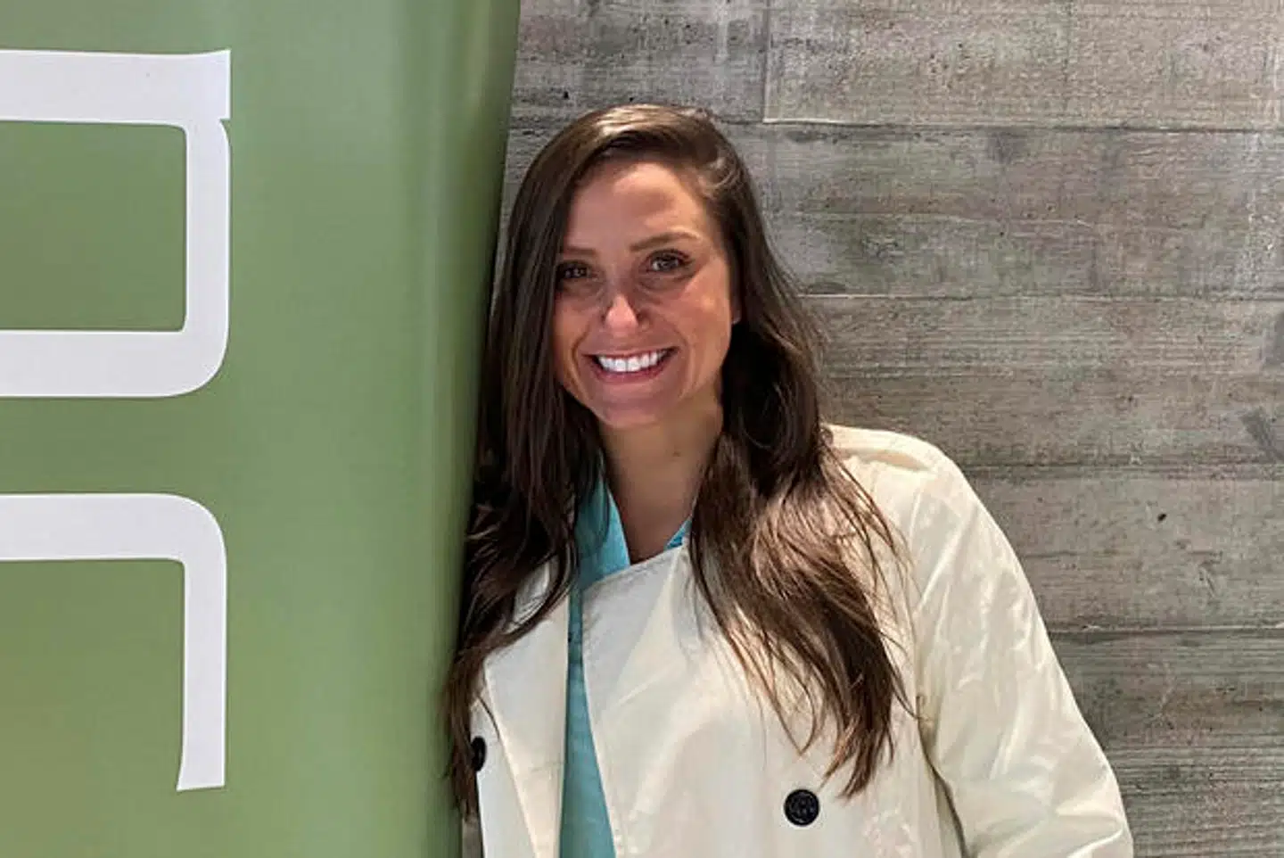 Hun var god til at spille spillet. På liveradio fortalte Kouri Richins om livet som sønderknust mor og hustru.