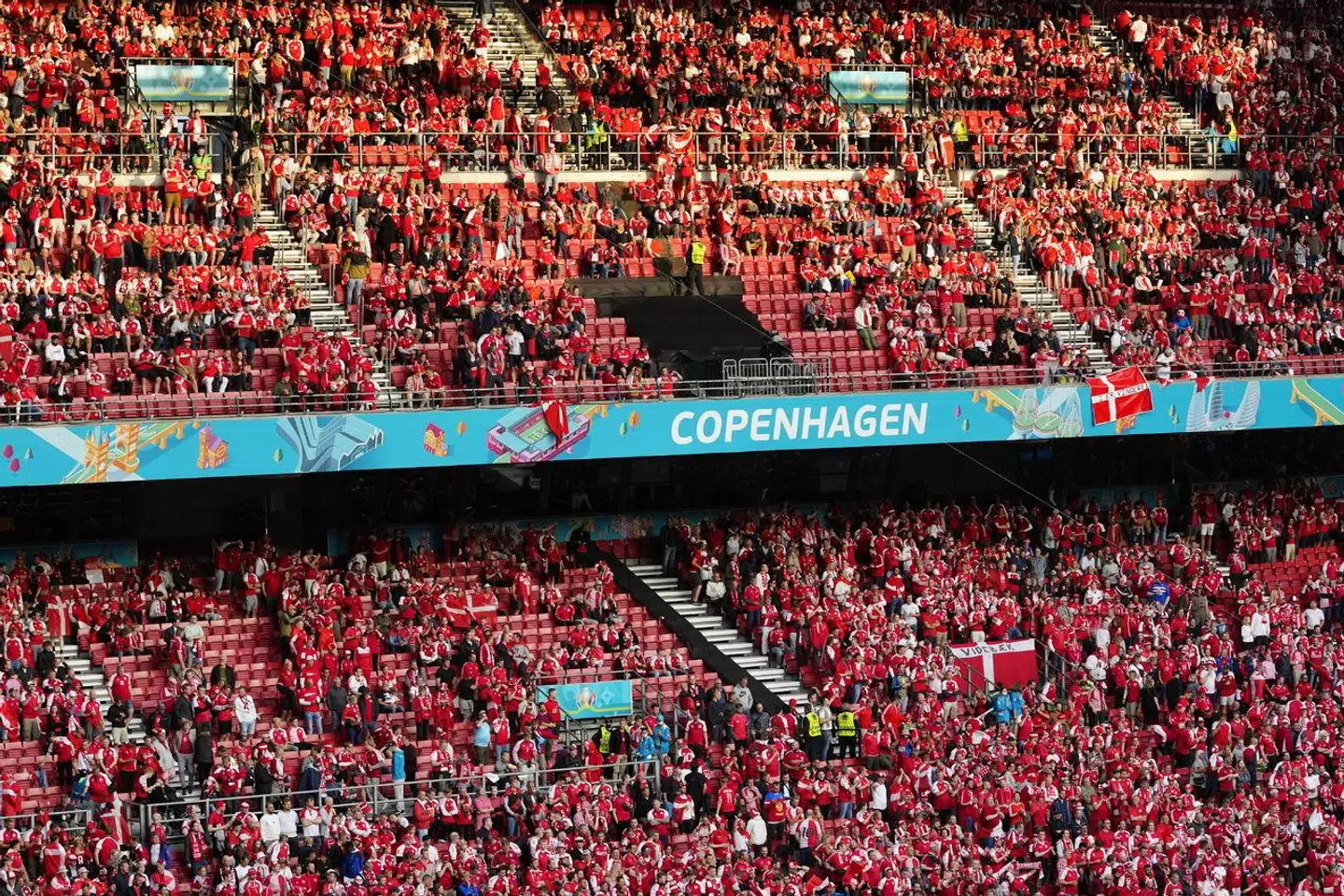 »Og så er Parken slidt. Rigtig slidt. Det er så galt fat i disse dage, at tilskuerne får besked via storskærme, at det er forbudt at hoppe i takt! Det er ikke værdigt for et nationalstadion,« skriver Ane Cortzen.