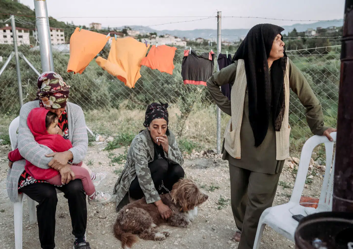 Aynur Akbas (yderst til højre) har hele livet stemt på præsident Erdogan. Den katastrofale håndtering af jordskælvet, der har dræbt flere af hendes medlemmer, har gjort hende så rasende, at hun aldrig vil stemme på ham igen.