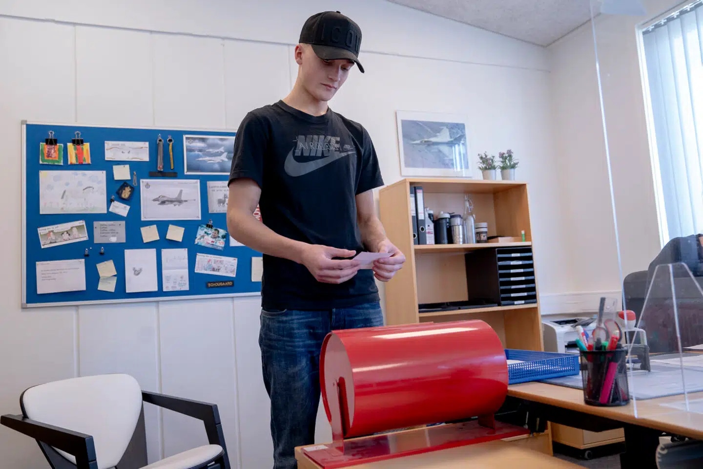 I sidste ende er det det her, det handler om. Nemlig at trække et nummer af den røde tombola på sessionslederens kontor. Der er 36.000 numre på landsplan. Hvis man trækker et nummer under 8000, kaldes det er måske nummer. Så kan det være, man skal ind og springe, om man vil det eller ej. Trækker man et nummer mellem 8001-36.000, har man trukket frinummer. Ingen er dog blevet tvunget til at aftjene siden 2011