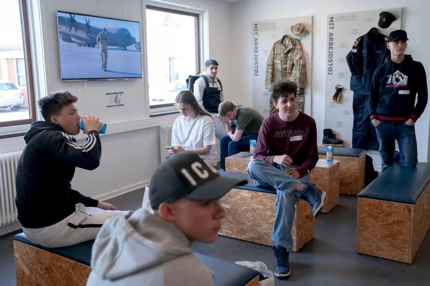 Ifølge Grundloven skal alle våbenføre unge mænd afprøves ved session, når de er 18 år. En stor gruppe kasseres på forhånd. Cirka lige så mange kasseres på selve sessionen. Og hver fjerde dukker ikke op.