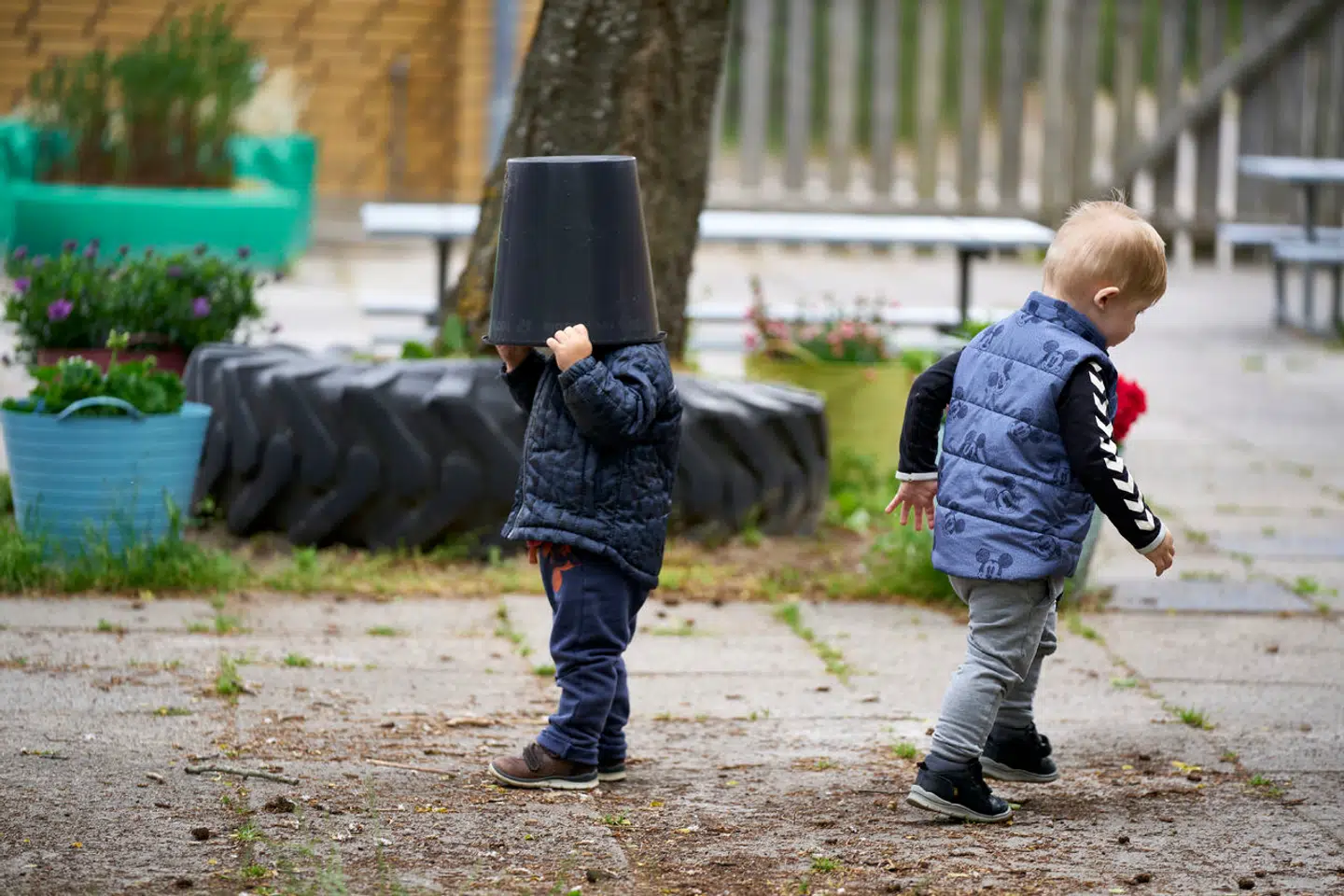 Forældre, eksperter og Kommunernes Landsforening (KL) efterlyser uddannet personale til landets vuggestuer – dette er dog nemmere sagt end gjort.