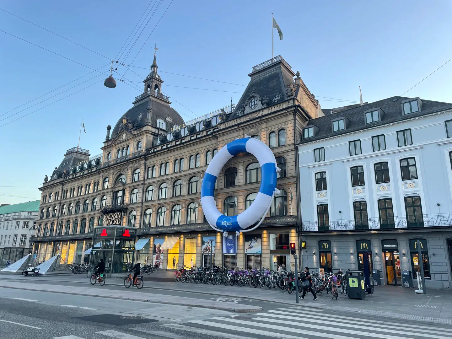 Baderingen på Magasins facade strækker sig fra stueetagen til tredje sal.