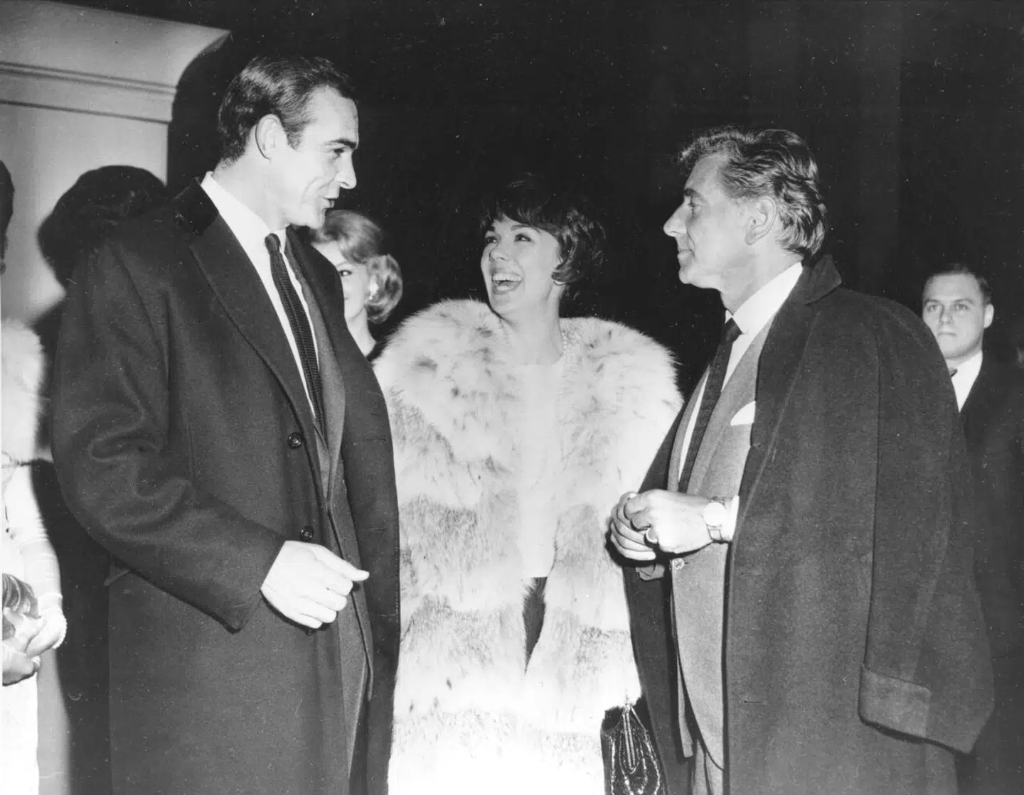Sean Connery (venstre), Phyllis Newmand (i midten) og Leonard Bernstein (højre) til den amerikanske premiere på den første James Bond-film. (Foto: AP Photo).