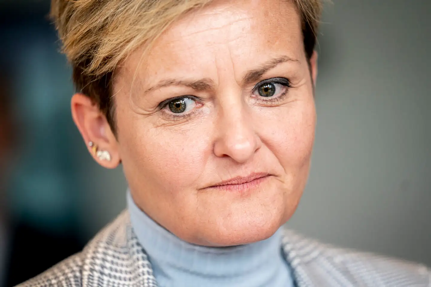 »I regeringen er vi naturligvis ærgerlige over, at Dansk Folkeparti, LA og Alternativet vælger at gå fra aftalen, som de tilsluttede sig for to år siden. De er dermed ikke med til at tage fælles ansvar for at prioritere børnene og sætte dem først med blandt andet Barnets Lov,« skriver socialminister Pernille Rosenkrantz-Theil til Berlingske.