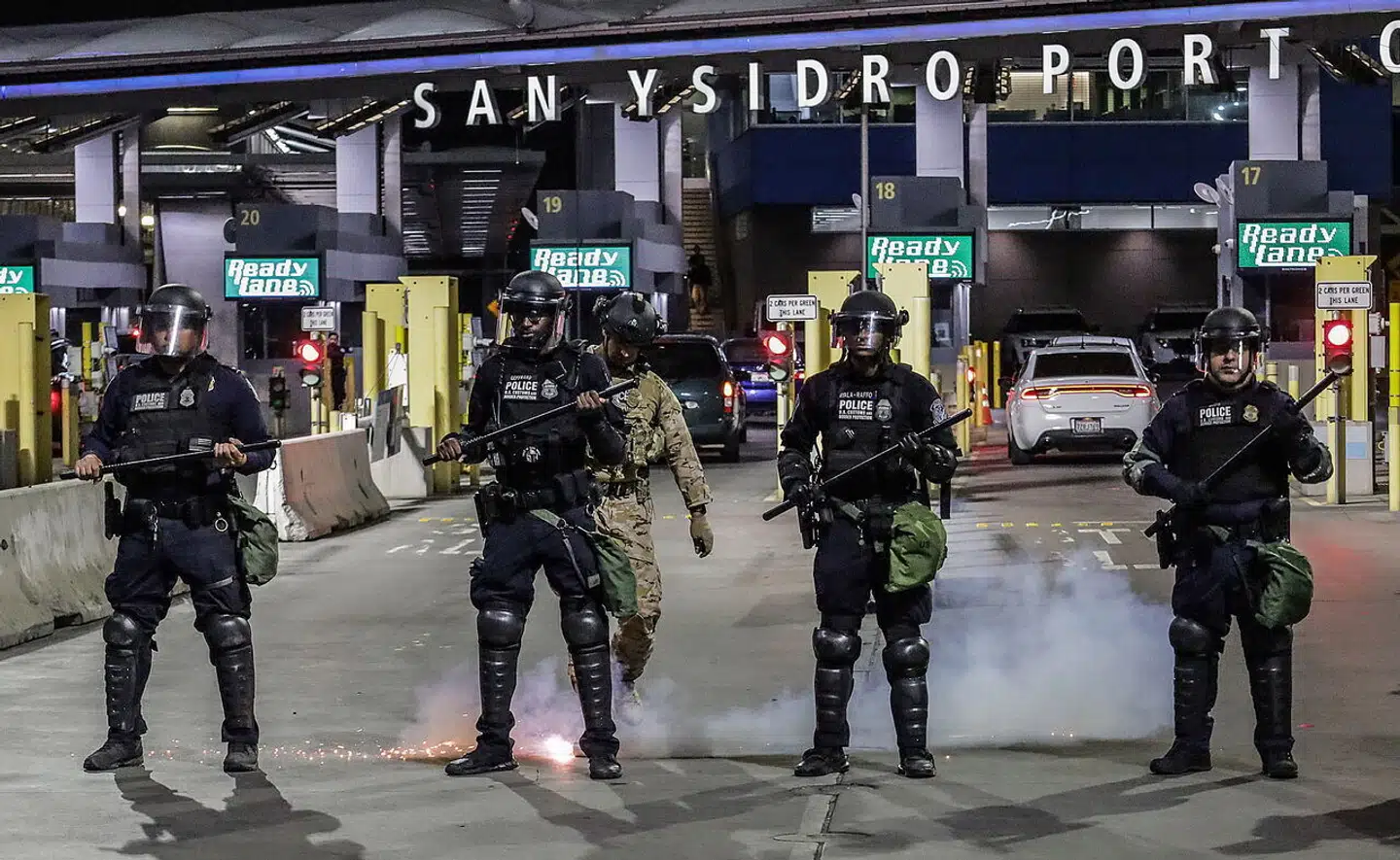 Under loven har USA sendt migranter tilbage flere end 2,8 millioner gange. Her er det betjente ved San Diego.