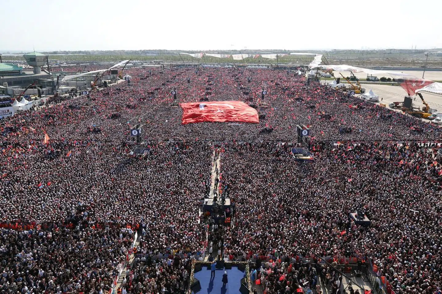 »Fravalg eller genvalg til Erdoğan – søndag bliver skæbnesvanger for den tyrkiske befolkning, og det vil kunne mærkes i Europa og NATO,« skriver Yildiz Akdogan.