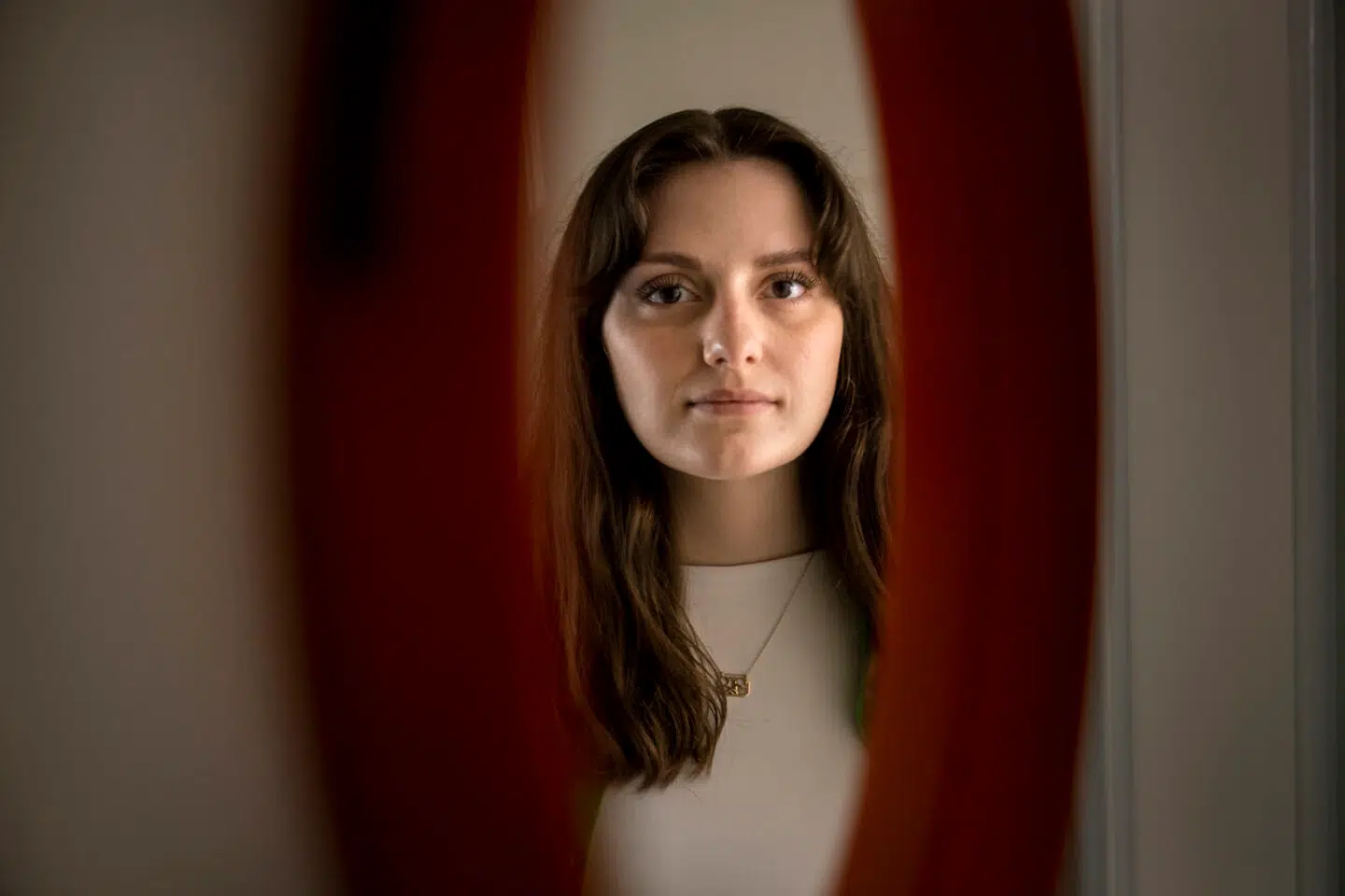 Karoline Lenius er 24 år. I ni år har hun arbejdet i restaurationsbranchen. En branche, hun har været glad for, men som også er en branche, der lider under en kultur, hvor det er »okay« at overskride andres grænser.