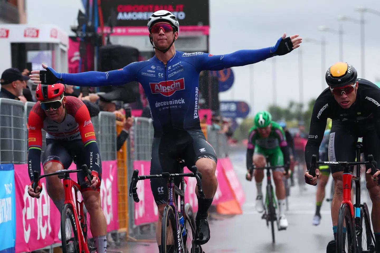 Kaden Groves jubler efter sin Giro-sejr. Luca Bettini/Ritzau Scanpix