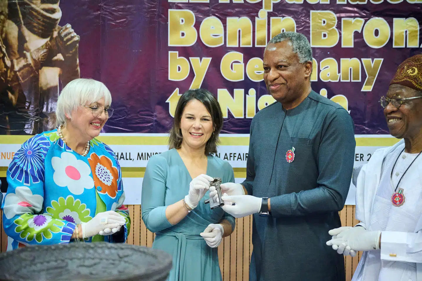 Den tyske kulturminister, Claudia Roth, og landets udenrigsminister, Annalena Baerbock – begge fra partiet De Grønne – var i december sidste år i Nigeria og tilbageleverede i selskab med den nigerianske udenrigsminister, Geoffrey Onyeama, og kulturminister Alhaji Lai Mohammed de første af mange hundreder kunstgenstande fra tyske museer.