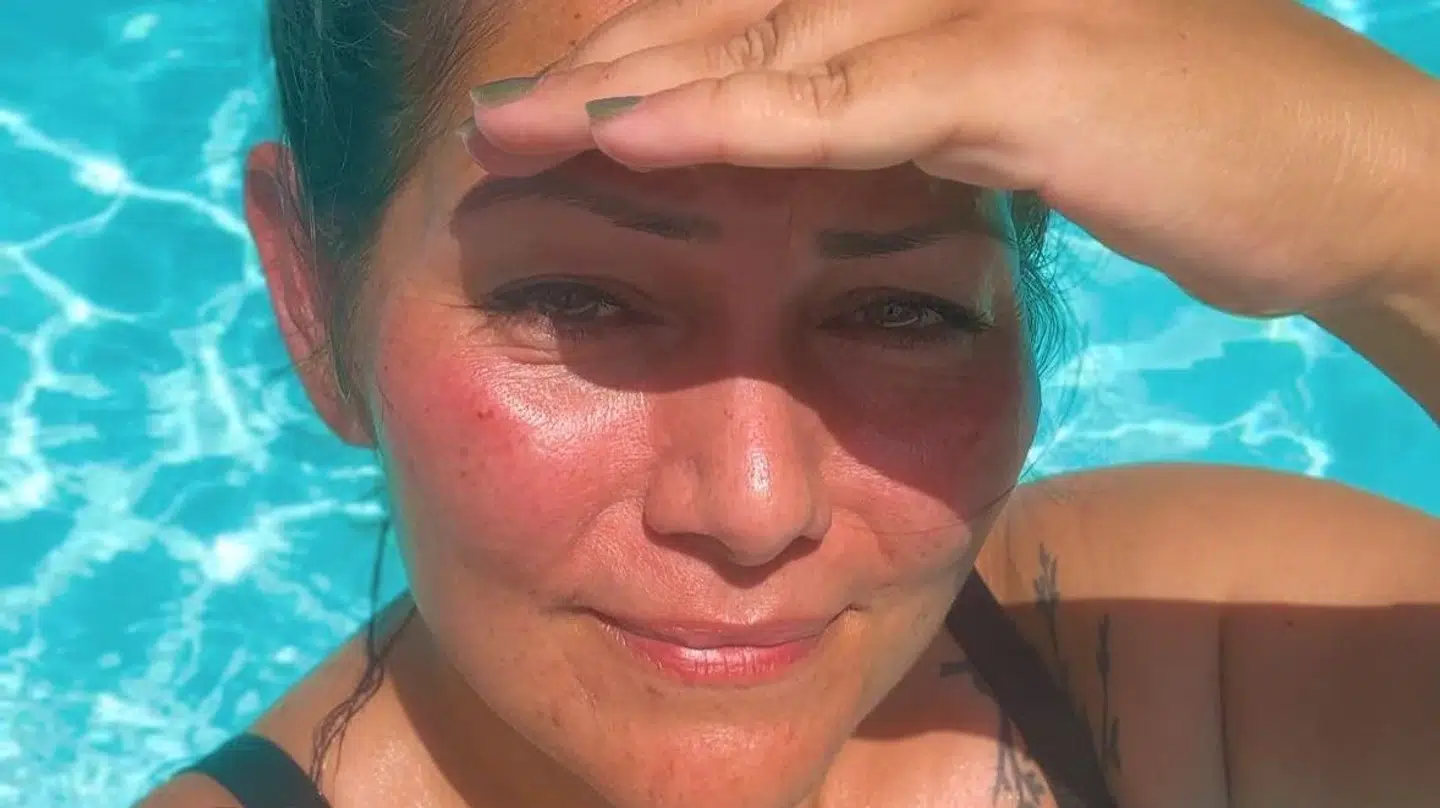 Christina Siguenza Bomholt er glad for, hun kan dyppe sig i hotellets pool. Foto: Privat