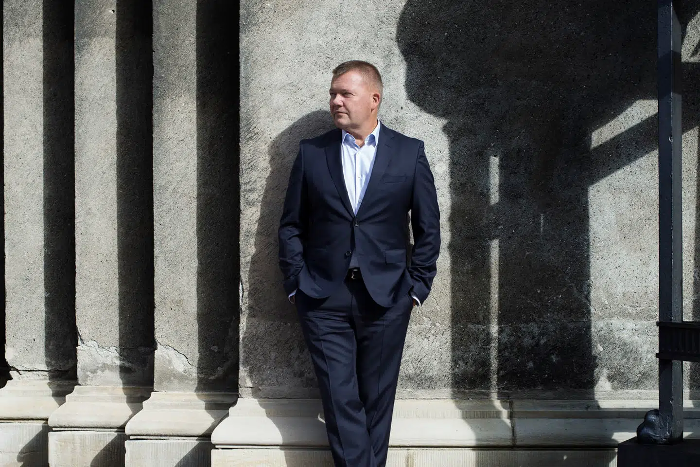 Karikaturtegningen af havfruen med zombieansigt blev brugt på forsiden af Berlingskes debatsektion »Opinion« lørdag den 18. maj 2019. Havfruen ses siddende på sin sten med et iturevet og delvist afbrændt Dannebrog (arkivfoto).