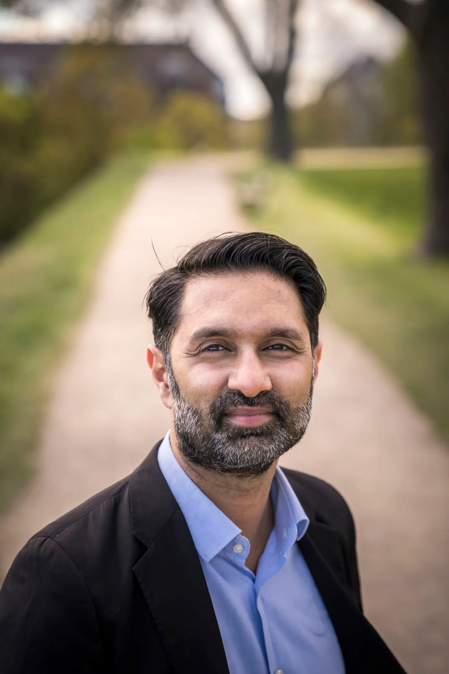 »Det er en umulig opgave for forældrene, fordi de er oppe mod verdens mest ressourcestærke firmaer og techgiganter, hvis algoritmer har mere indflydelse på opdragelse, end forældrene selv,« siger Imran Rashid.