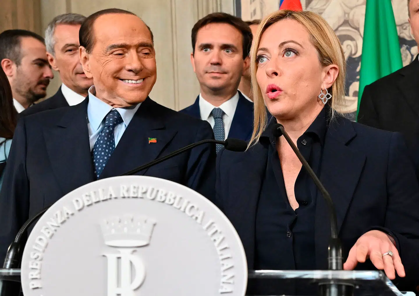 Den højrenationale leder Giorgia Meloni er afhængig af støtten fra Berlusconis parti, Forza Italia, for at kunne fortsætte som premierminister.