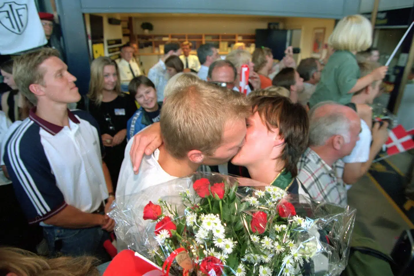 Keld Vilhelmsen tager imod Gitte Sunesen, der kommer hjem fra OL i Atlanta med en guldmedalje. Nu har deres søn fået en professionel kontrakt i GOG. (Arkivfoto). Jakob Dall/Ritzau Scanpix